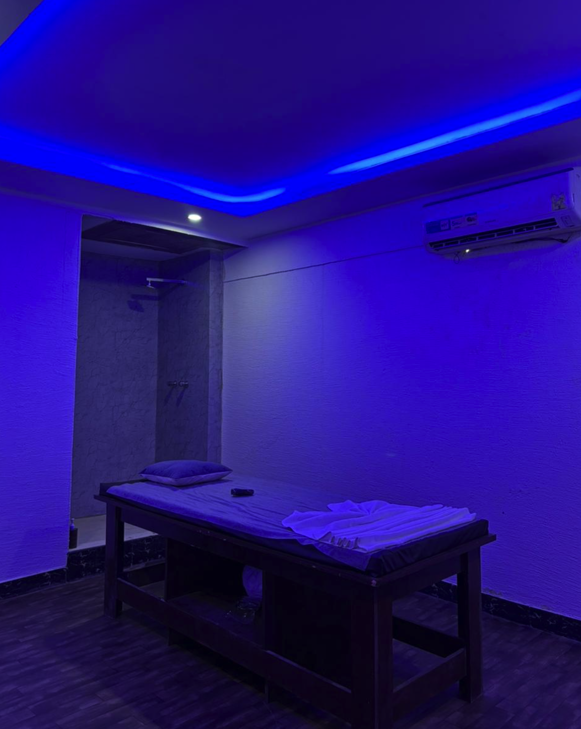 Real Pearl Spa Real Jacuzzi Massage Room with Shower